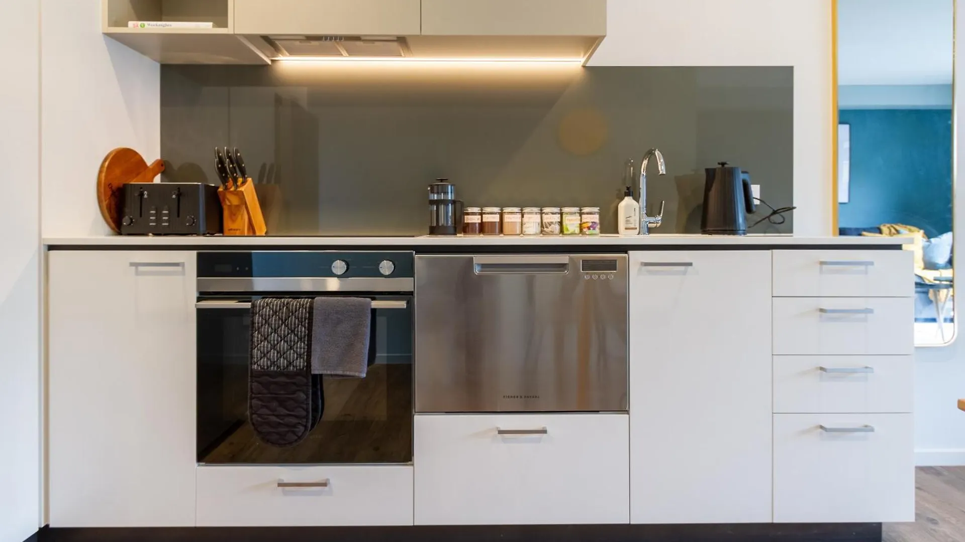 Serene 2 Bed Cbd Retreat Christchurch Apartment