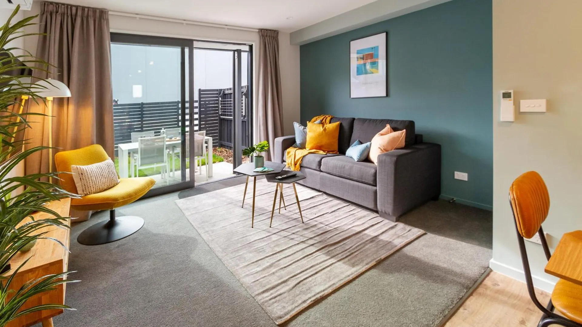 Kontakt z Serene 2 Bed Cbd Retreat